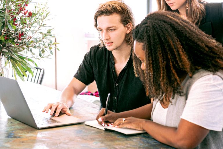 two people working and discussing the lean startup methodology